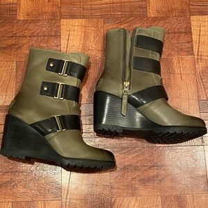 Sorel Leather After Hours Olive Green Wedge Heel Boots Size 7 (like new!)